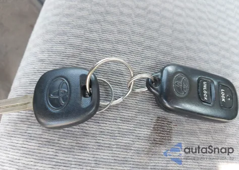 2005 Toyota Corolla Le z USA, uszkodzony, nr VIN 2T1BR32E15C552418